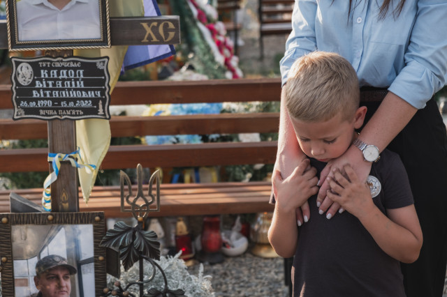 Івано-Франківськ. Павло Кадол із мамою Юліаною біля могили тата – Віталія Кадола, командира взводу 10-ї окремої гірсько-штурмової бригади «Едельвейс»